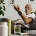 adulto mayor se toma la presión arterial