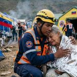 Personal de Protección Civil atiende a una abuela evacuada en Venezuela tras el terremoto.