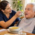 Disfagia y nutrición médica aplicada en el cuidado seguro de adultos mayores durante la alimentación en casa.